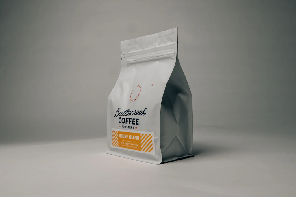Barista đang xay cà phê hạt rang mộc nguyên chất chất lượng cao tại Cà Phê Mộc