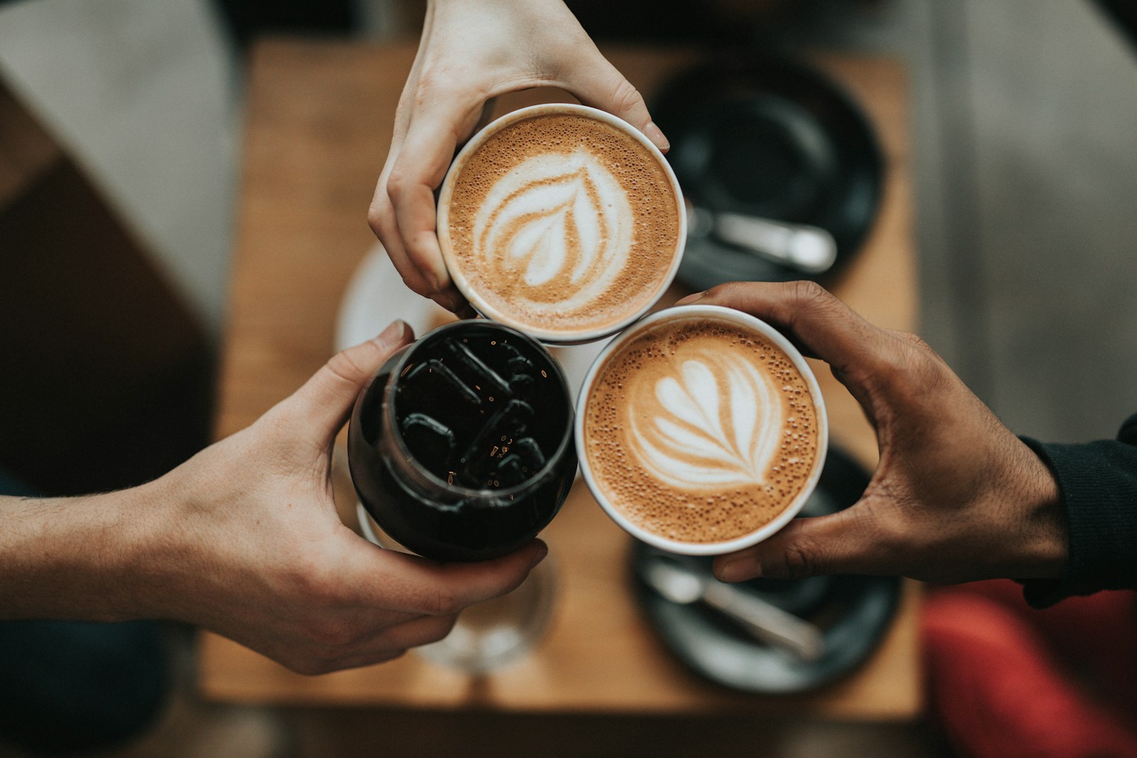 Barista kiểm tra chất lượng bột cà phê